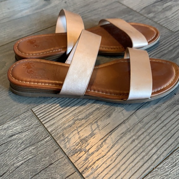 SANDALS • - Picture 2 of 3